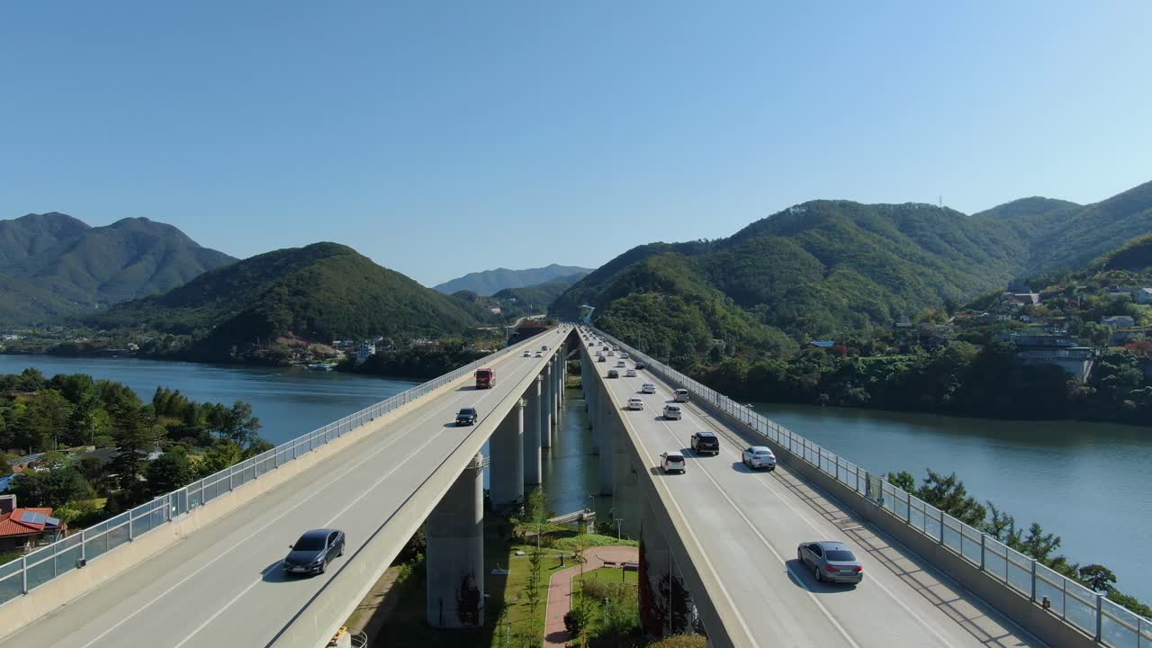 아름다운 강을 건너는 새로운 다리