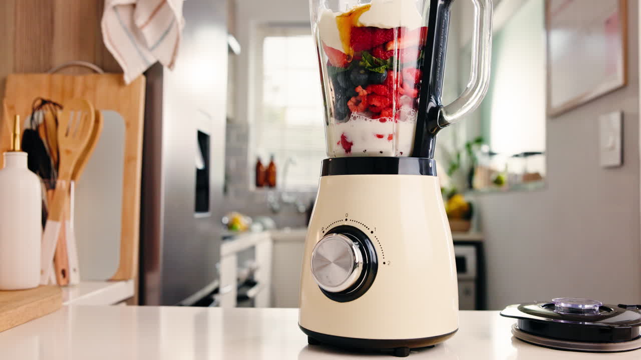 Tilberedning af en sund bær smoothie i en køkkenblender