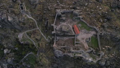antena de arriba hacia abajo directamente sobre las ruinas de monsanto al amanecer