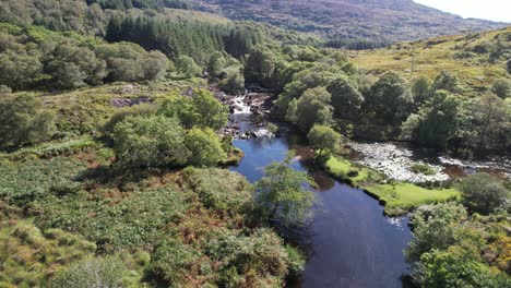 Vídeo-De-Drones-Que-Muestra-El-Paso-Elevado-De-Un-Arroyo-Y-Un-Lago-En-El-Valle-Negro-De-Kerry,-Irlanda