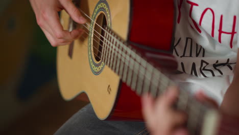 Primer-Plano-De-Manos-Desconocidas-Jugando-En-El-Interior.-Músico-Irreconocible-Tocando.