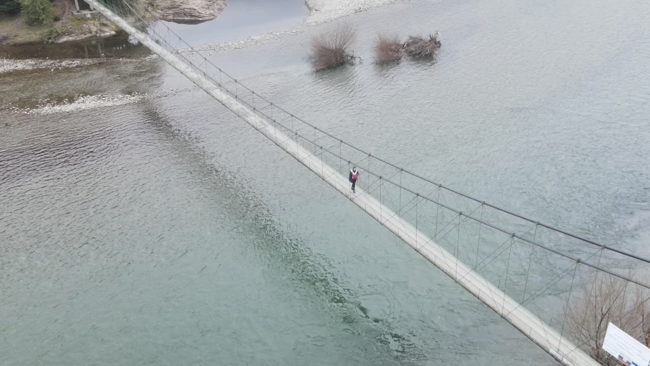 강 위의 행웨이를 걷고 있는 소녀 - 무인 항공기 보기