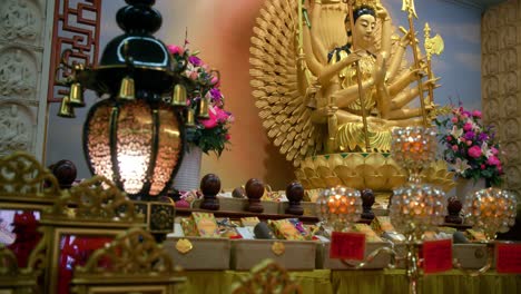 buda dourado dentro do templo fo guang shan chung tian em brisbane austrália - panning shot