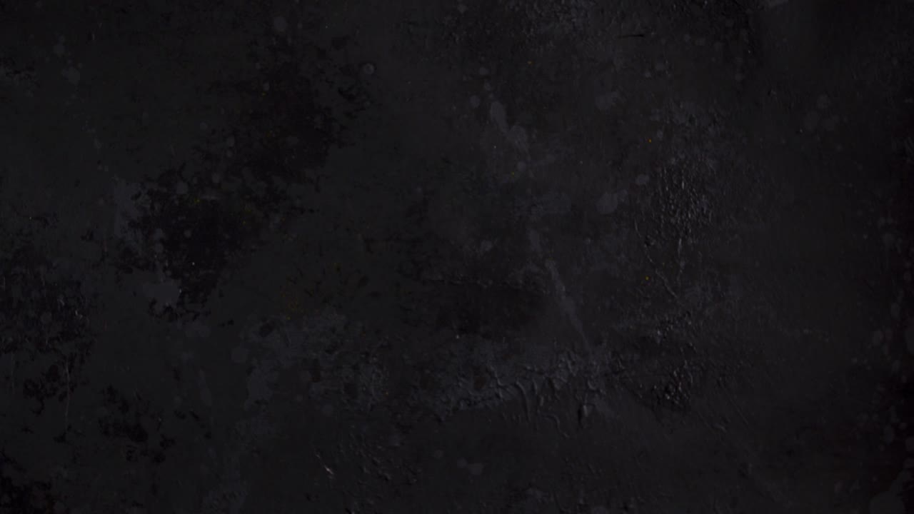 stop motion animation con bottiglia di spray di profumo e fiori di giglio naturali sullo sfondo scuro