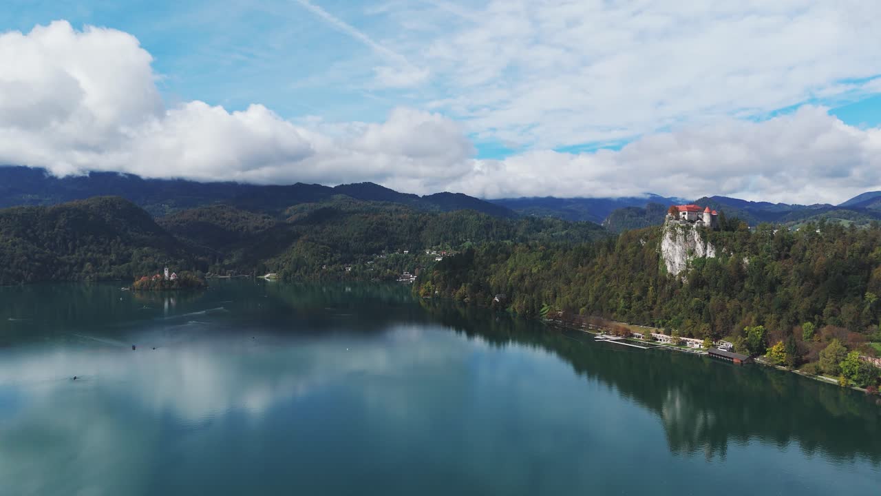 Drone che sorvola ad alta quota il lago di Bled in una nuvolosa giornata autunnale, Alpi Giulie, Bled, Slovenia