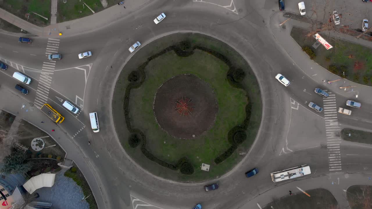 vista aérea de 4k del lapso de tiempo de la carretera de circunvalación con coches circulares.