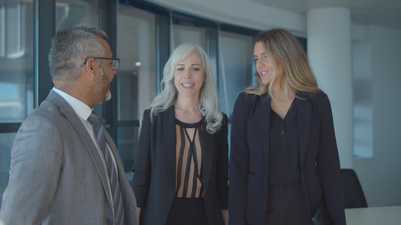 ejecutivo exitoso de una empresa que lidera a sus colegas femeninas