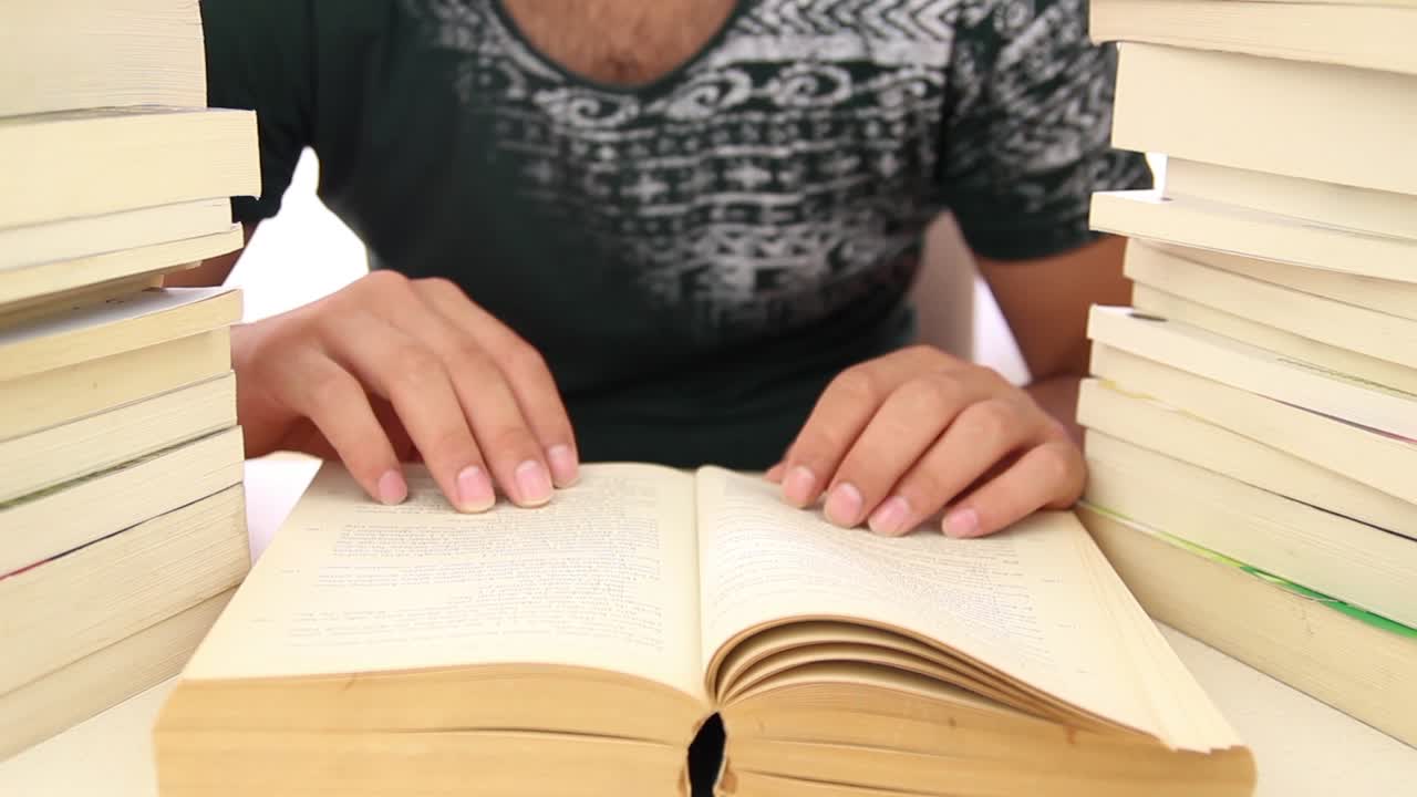 estudiante leyendo entre libros