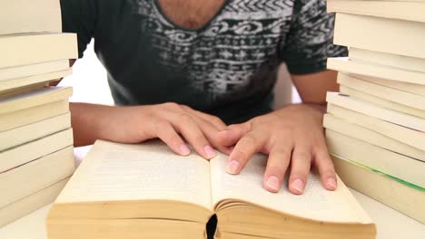 estudiante leyendo entre libros