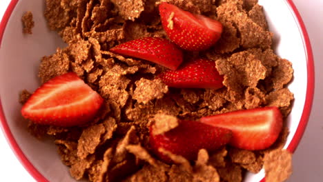 las fresas que caen en el cereal de salvado