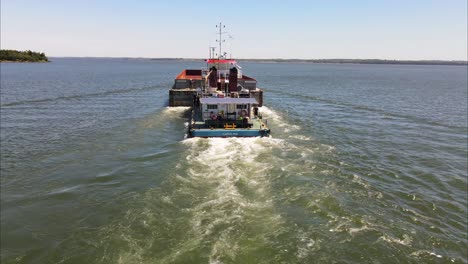 Boot-Segelt-An-Einem-Sonnigen-Tag-Auf-Dem-Fluss