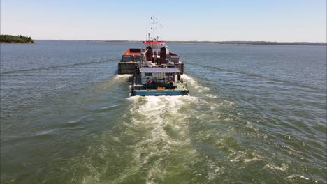barco navegando por el río en un día soleado