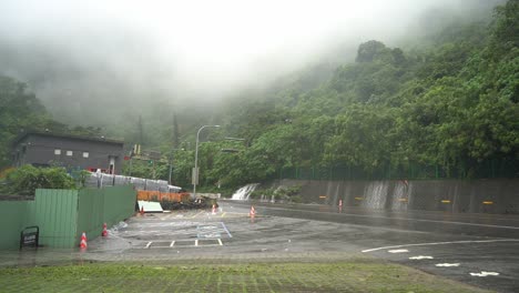 el coche que entra en el famoso túnel de hsuehshan durante las malas condiciones meteorológicas con la llegada del tifón, el desbordamiento del agua de lluvia y la espesa niebla causaron una visibilidad de conducción difícil en la ciudad de hualien, taiwán