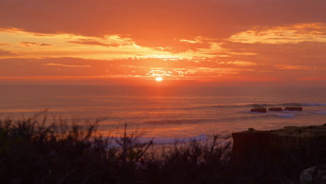 Atemberaubender-Sonnenuntergangshimmel-über-Dem-Atlantischen-Ozean-Mit-Schäumenden-Wellen-An-Der-Algarve,-Portugal