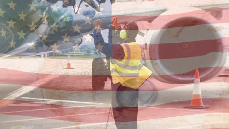 animación de la bandera de los estados unidos ondeando sobre el hombre caucásico navegando el avión en el aeropuerto