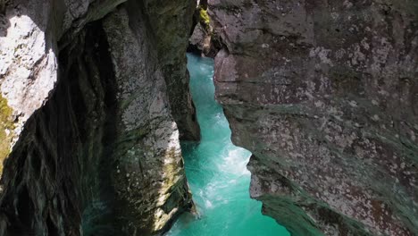 Aguas-Turbulentas-En-El-Arroyo-De-Las-Montañas-En-El-Río-Soca-En-Eslovenia