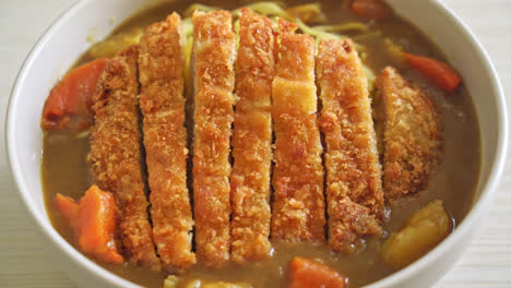 Curry-Ramen-Nudeln-Mit-Gebratenem-Tonkatsu-Schweinekotelett---Japanische-Küche