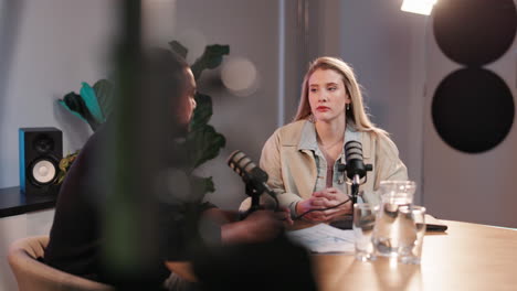 entrevista de podcast en el estudio