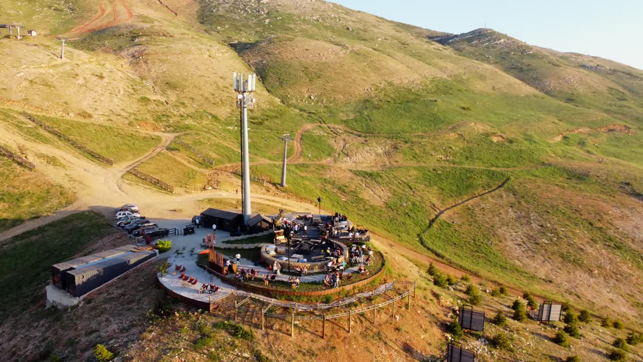 고객이 레바논 멧텐 자루르 클럽의 냉동 체리 바에서 식사를 하고 있습니다.