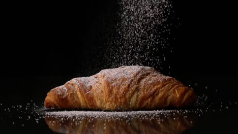 azúcar en polvo rociado en un croissant