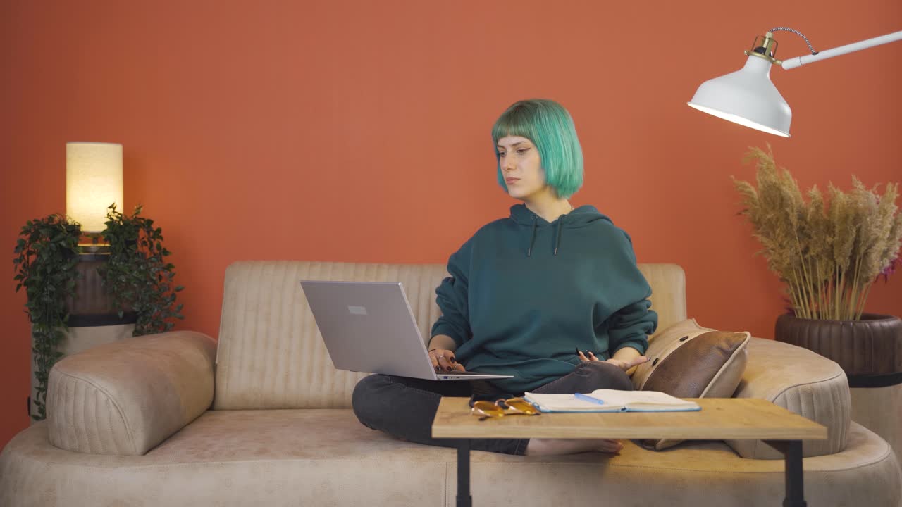 실패한 젊은 여성은 좌절합니다.