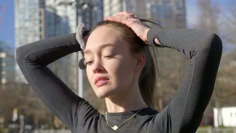 Schöne-Junge-Frau,-Die-Haare-Vor-Dem-Morgenlauf-Bindet