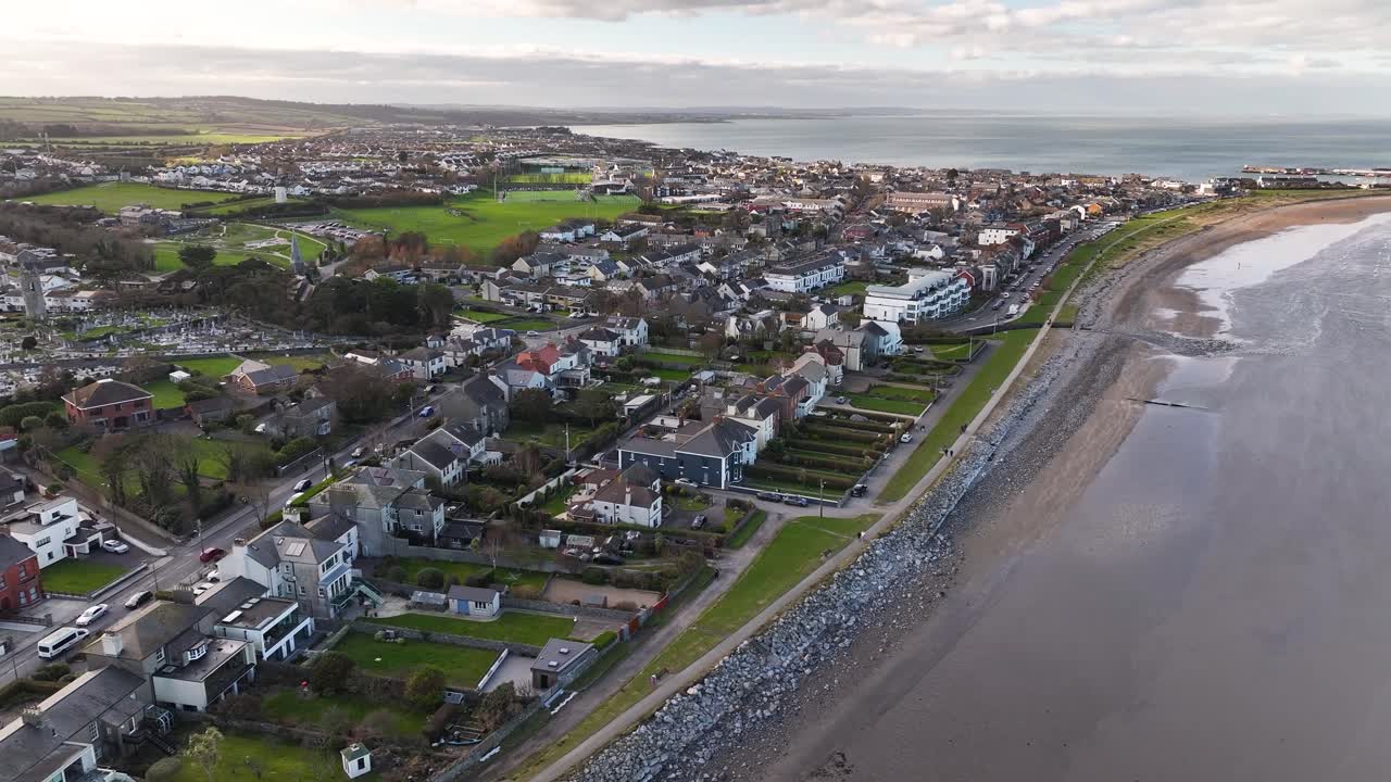 Skerries, Irland. Küsten-Drohnenaufnahme einer weiten Landschaft mit Kleinstadt. Abend in Irland.