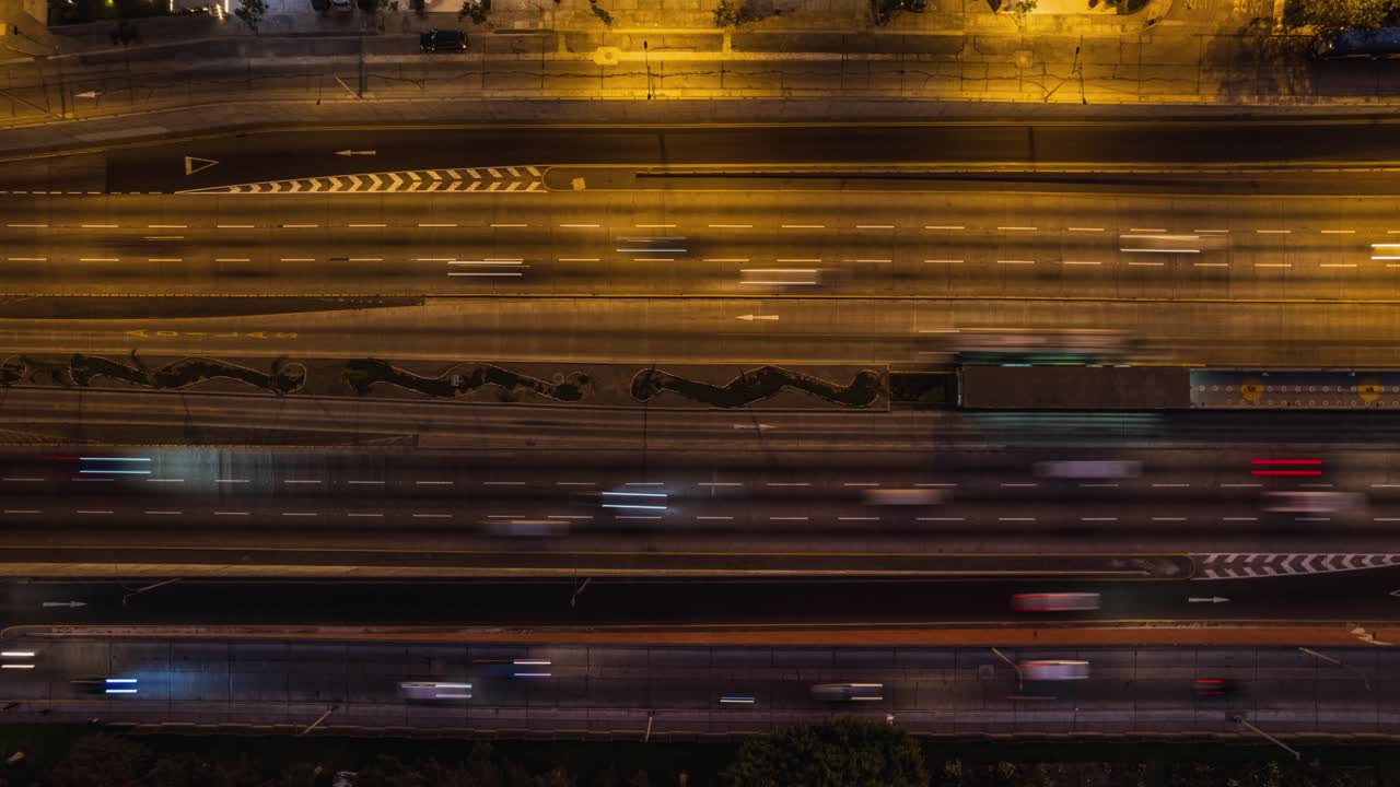 Time-lapse aereo del traffico notturno sull'autostrada con scie luminose