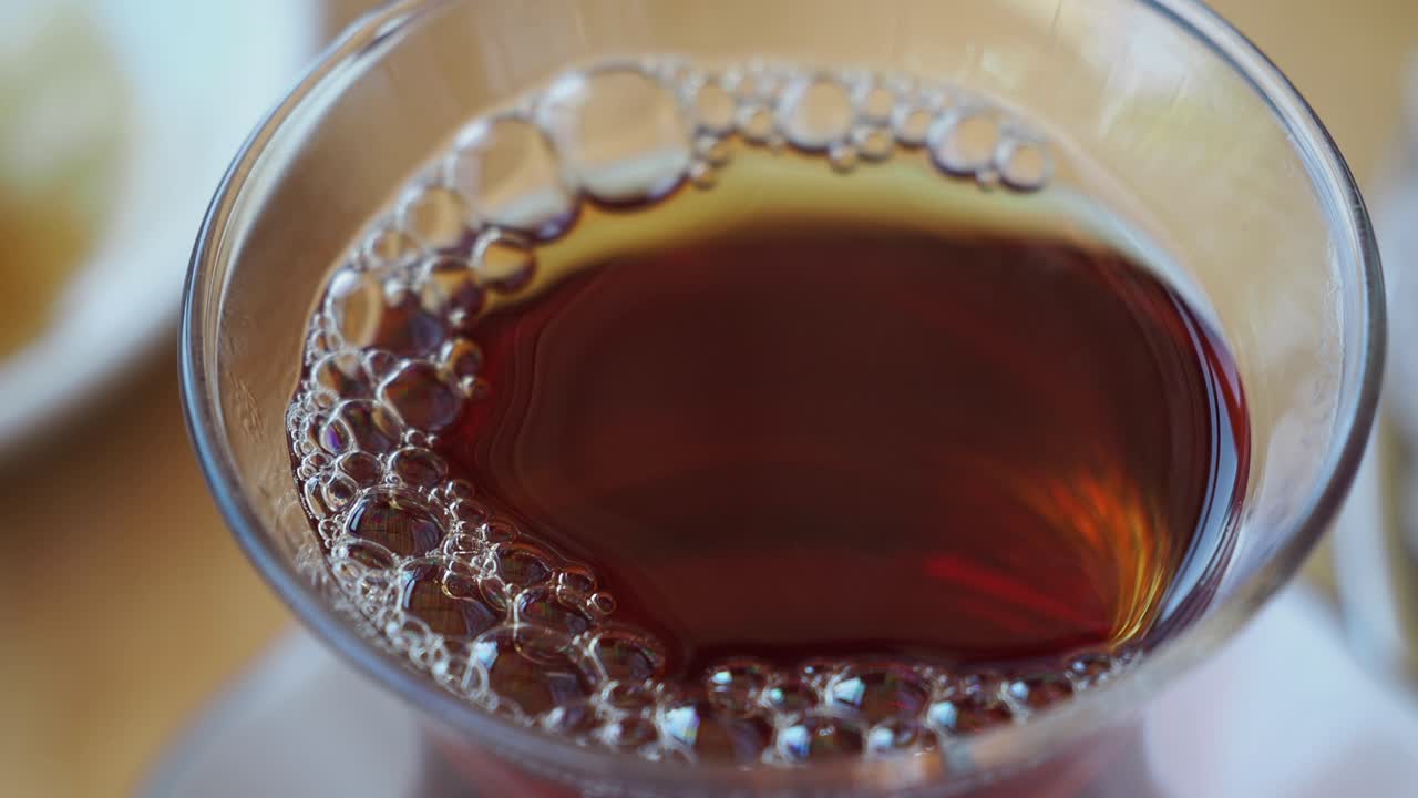 유리 컵에 넣은 터키 차