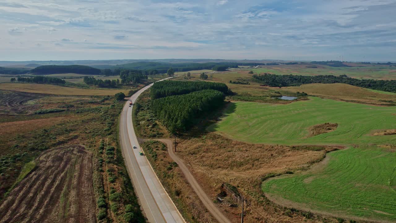 una autopista a lo largo de campos de tierras de cultivo en el brasil rural - paso aéreo