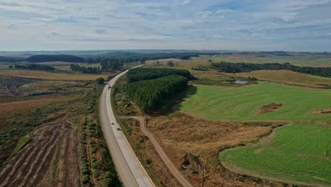 Una-Carretera-A-Lo-Largo-De-Los-Campos-De-Cultivo-En-Las-Zonas-Rurales-De-Brasil---Sobrevuelo-Aéreo