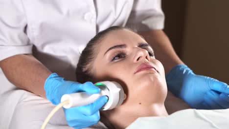 mujer que recibe tratamiento facial