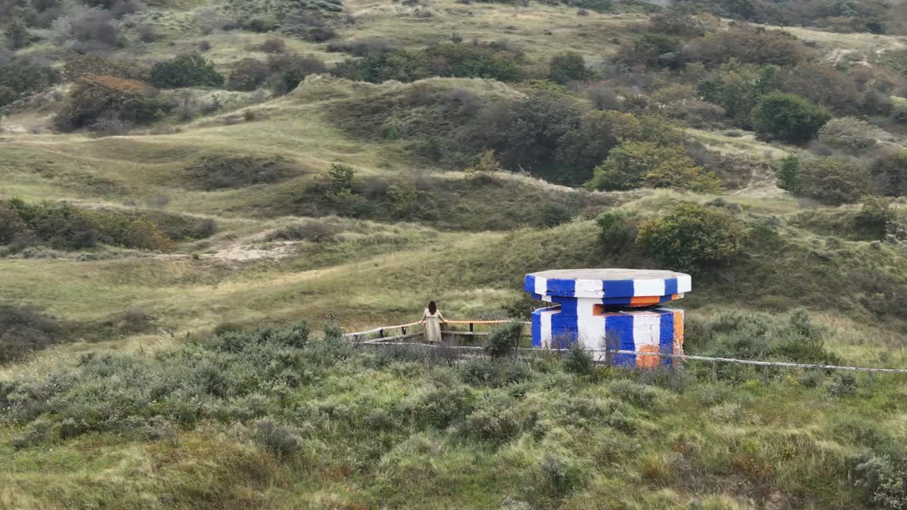 모래 언덕에 있는 군사 커