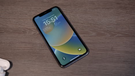 iphone con ios y airpods pro pan mediano