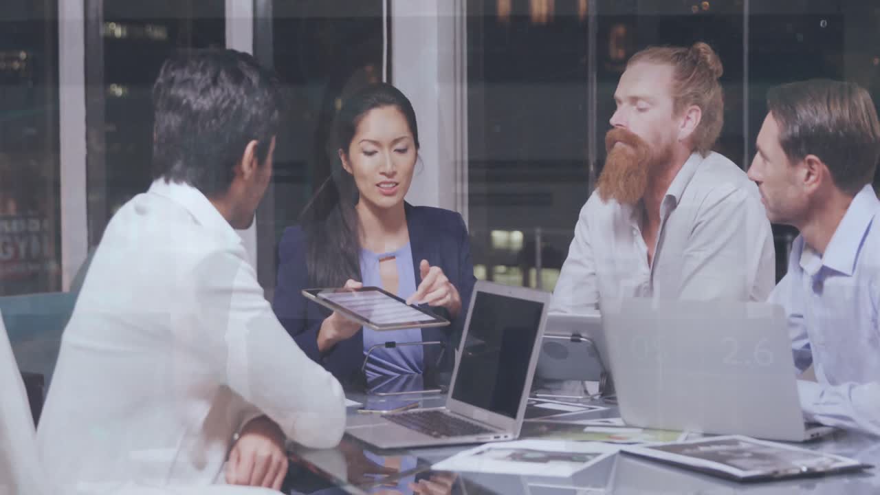 사무실에서 회의를 가진 다양한 사업가들에 대한 금융 데이터 처리의 애니메이션