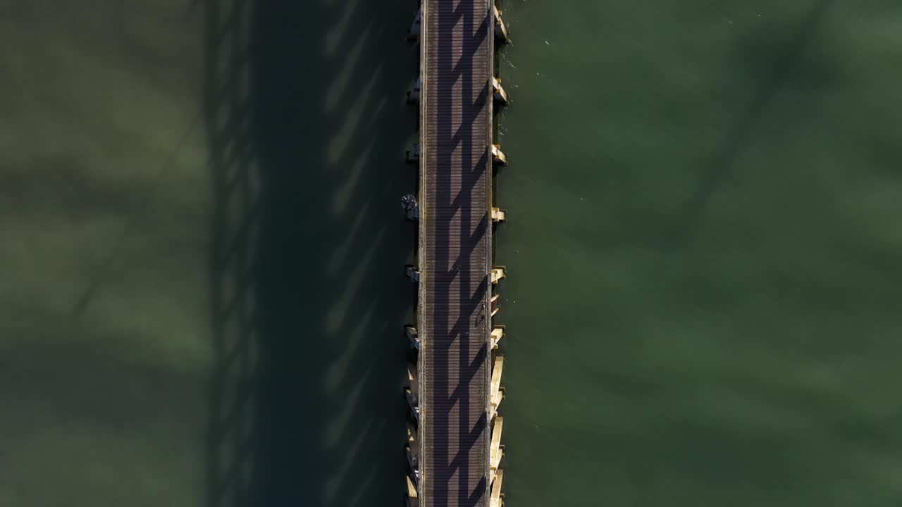 노르망디의 courseuelles-sur-mer에 있는 부두의 조감도