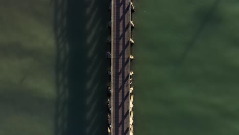 vista aérea de un muelle en courseuelles-sur-mer en normandía