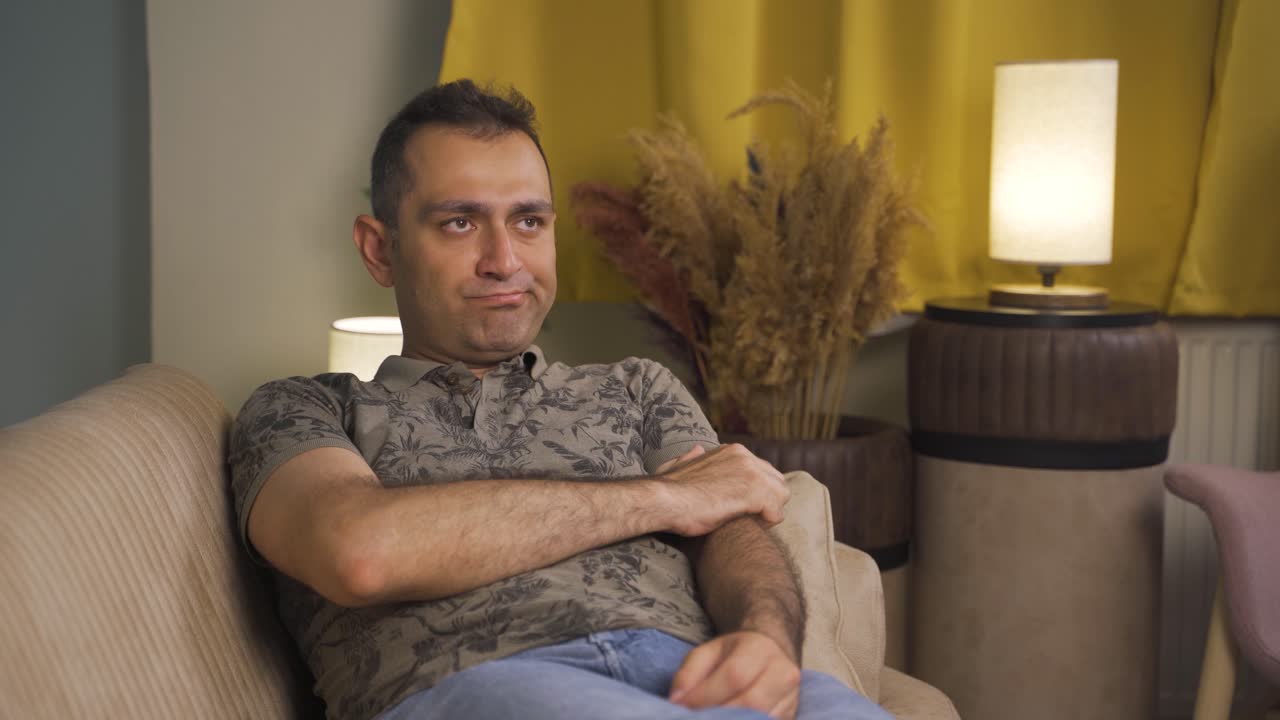 hombre deprimido acostado en el sofá.