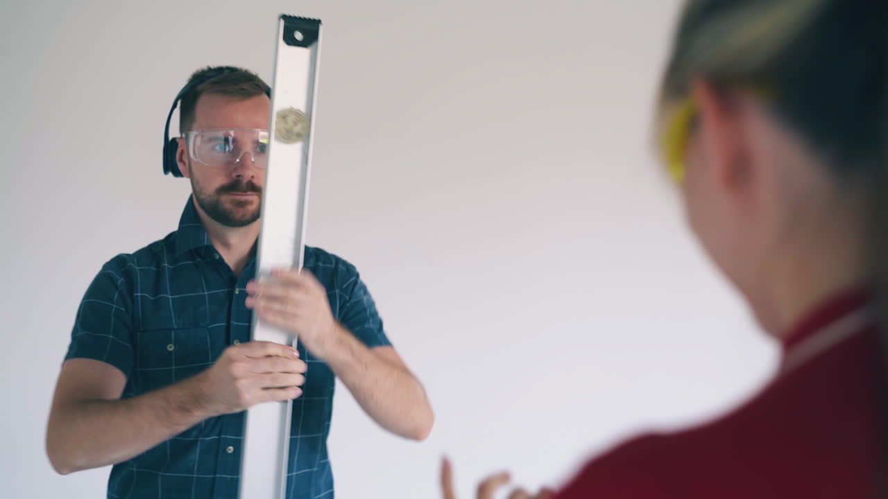 hombre gracioso con bailes de nivel y novia disparando en la habitación