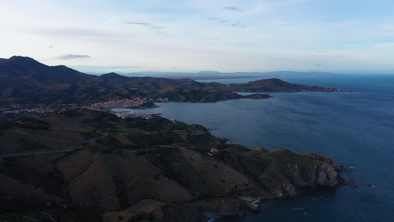 Vista aerea con drone del Mar Mediterraneo, Pirenei Orientali, Collioure, Banyuls.