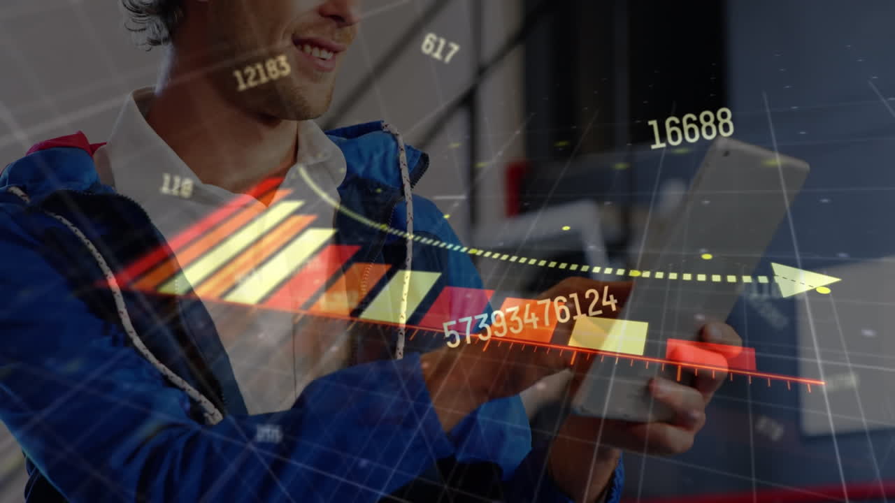 animación del procesamiento de datos y la interfaz gráfica, sobre el hombre sonriente usando la tableta