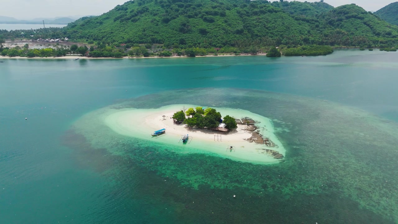 Gili Kedis tropis, gosong pasir tak berpenghuni dekat pantai Lombok Indonesia, pemandangan udara.