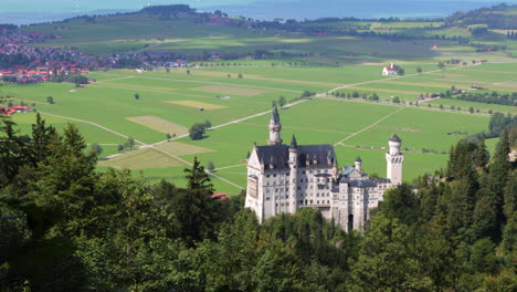 Schloss-Neuschwanstein---Berühmte-Touristenattraktion-In-Den-Bayerischen-Alpen-In-Deutschland---Zeitraffer