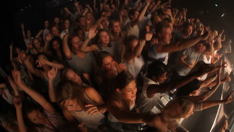 Wenn-Die-Ganze-Menge-Gemeinsam-Zur-Band-Singt