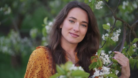 retrato de una mujer bonita en un jardín en flor en un día de primavera sonriendo y disfrutando de la naturaleza