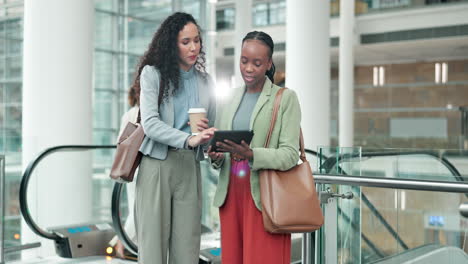 Tableta,-Planificación-Y-Mujeres-De-Negocios-En-La-Oficina