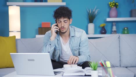 Estudiante-Hablando-Por-Teléfono-Entre-Clases-En-Casa.