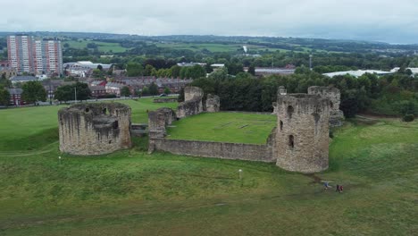 Castillo-De-Pedernal-Galés-Medieval-Costero-Militar-Fortaleza-Ruina-Vista-Aérea-Amplia-Derecha-Rotación-órbita