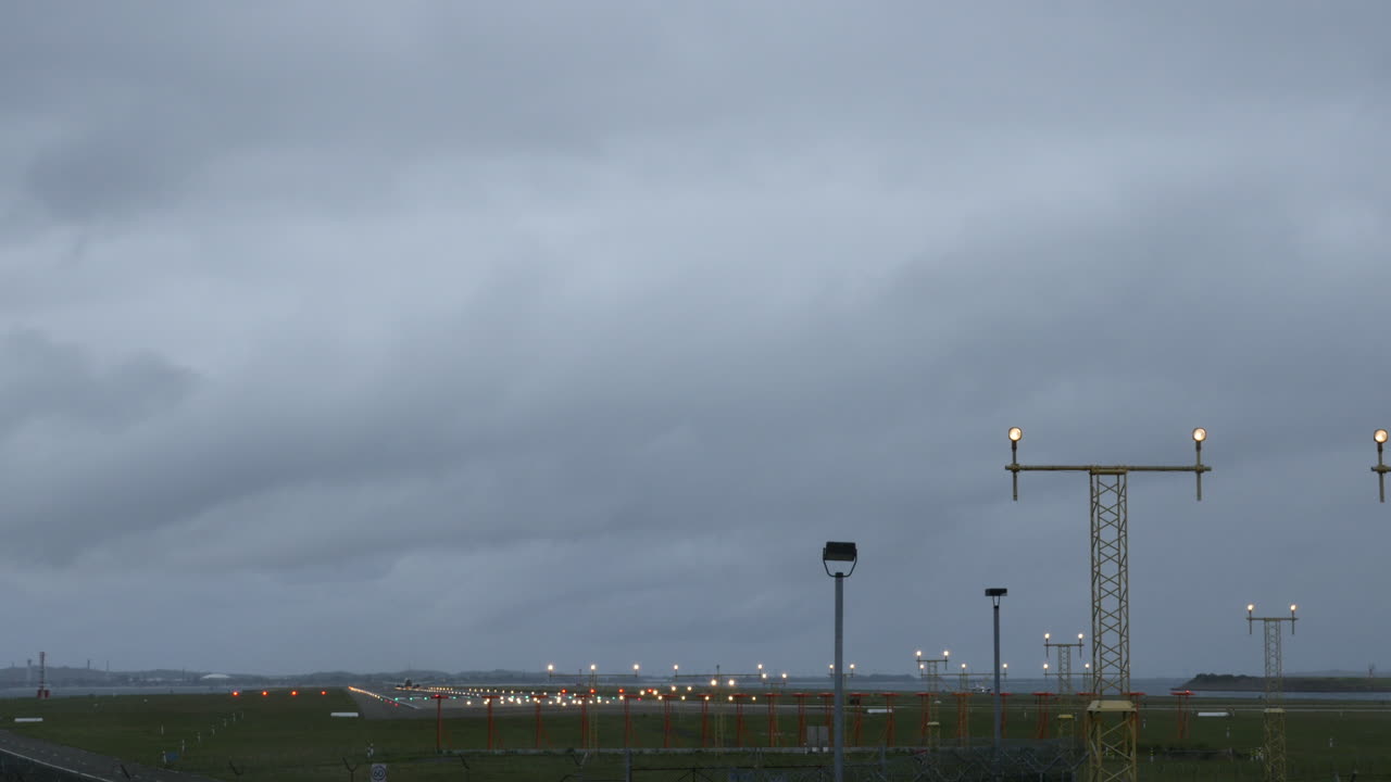 회색 폭풍우가 몰아치는 호주 시드니 공항에서 이륙하는 비행기가 4k 고해상도로 촬영되었습니다.