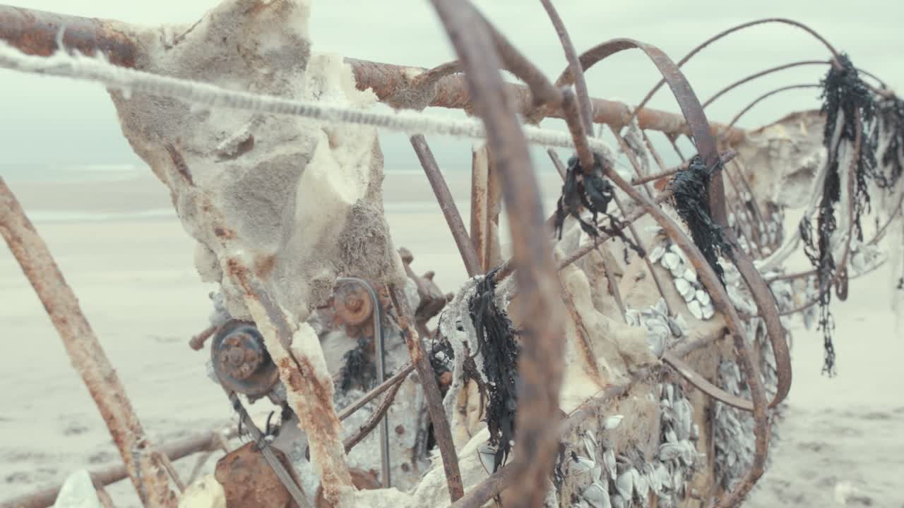 la concha de un barco de refugiados cubanos arrastrado a la costa